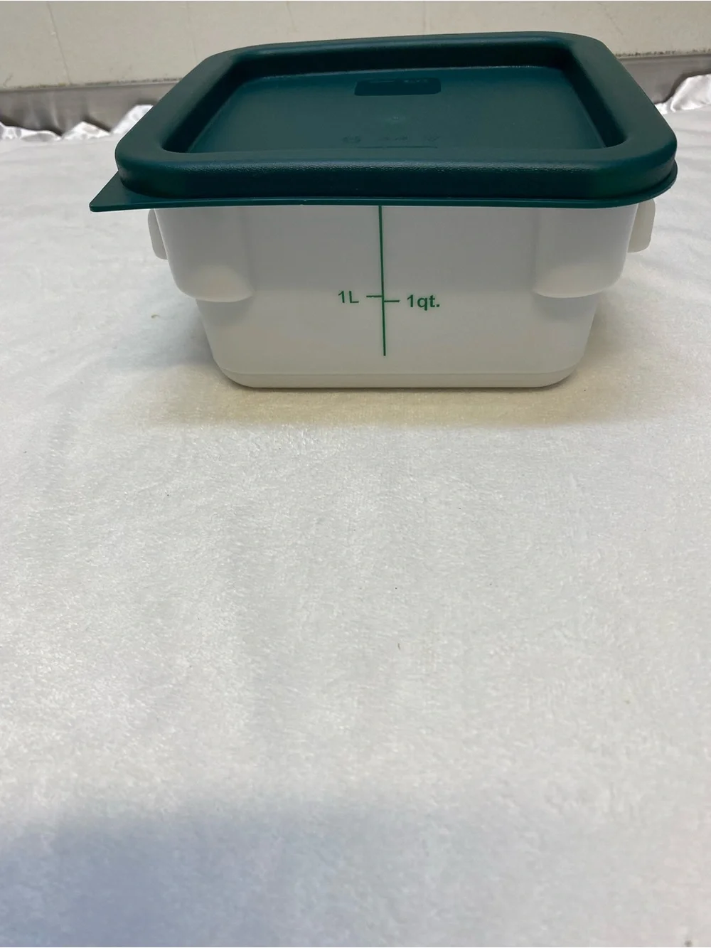 Choice 2 Qt. White Square Polypropylene Food Storage Container and Green Lid